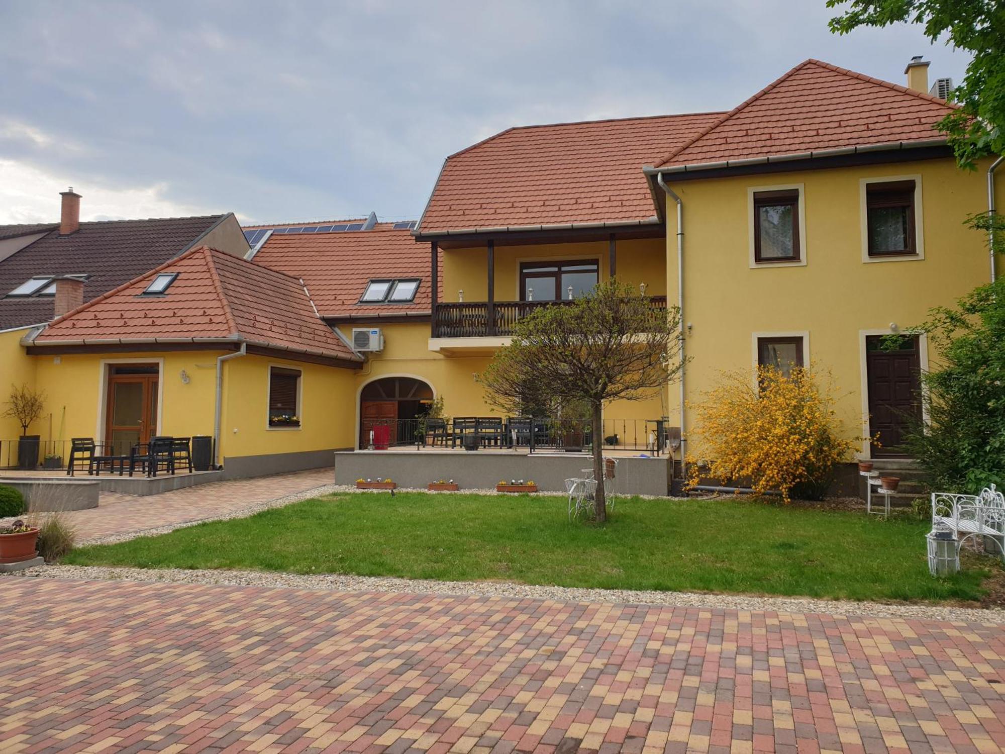 Diofa Vendeghaz Lägenhet Eger Exteriör bild