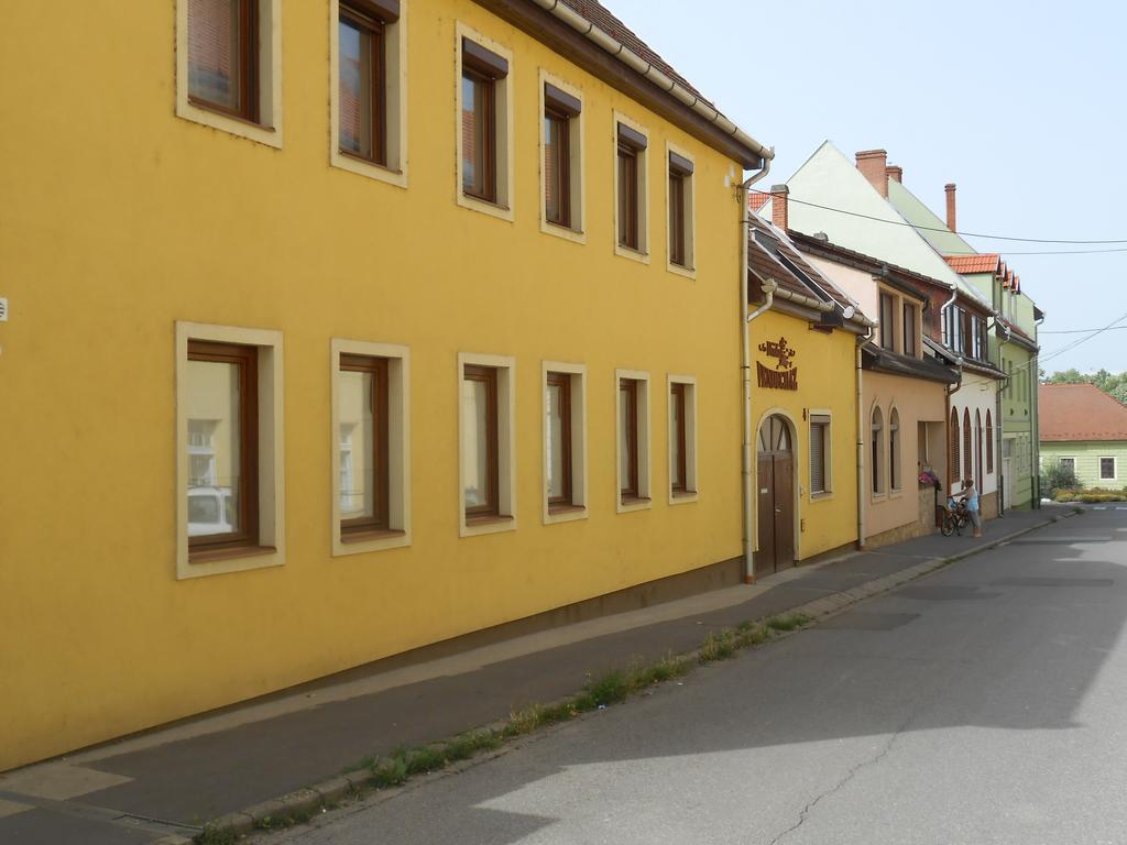 Diofa Vendeghaz Lägenhet Eger Exteriör bild